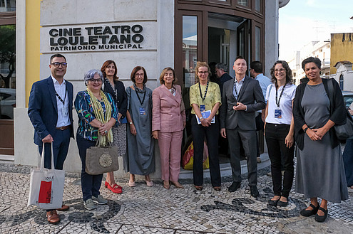 People standing next to each other in front of a building and smiling at the camera.  © Image: Jorge Gomes