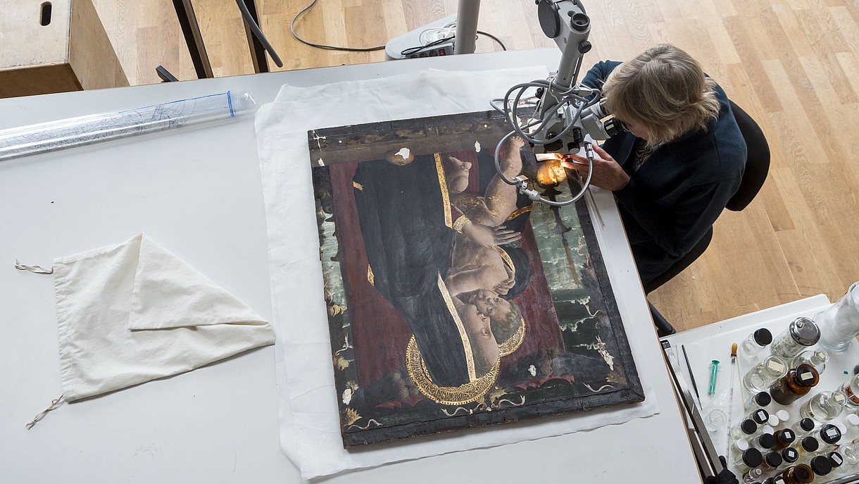 © Staatliche Museen zu Berlin Gemaeldegalerie, Image: D. von Becker Bird perspective of someone doing restoration work on an icon painting. 