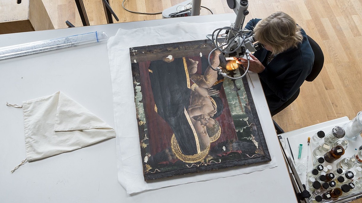 © Staatliche Museen zu Berlin Gemaeldegalerie, Image: D. von Becker Bird perspective of someone doing restoration work on an icon painting. 