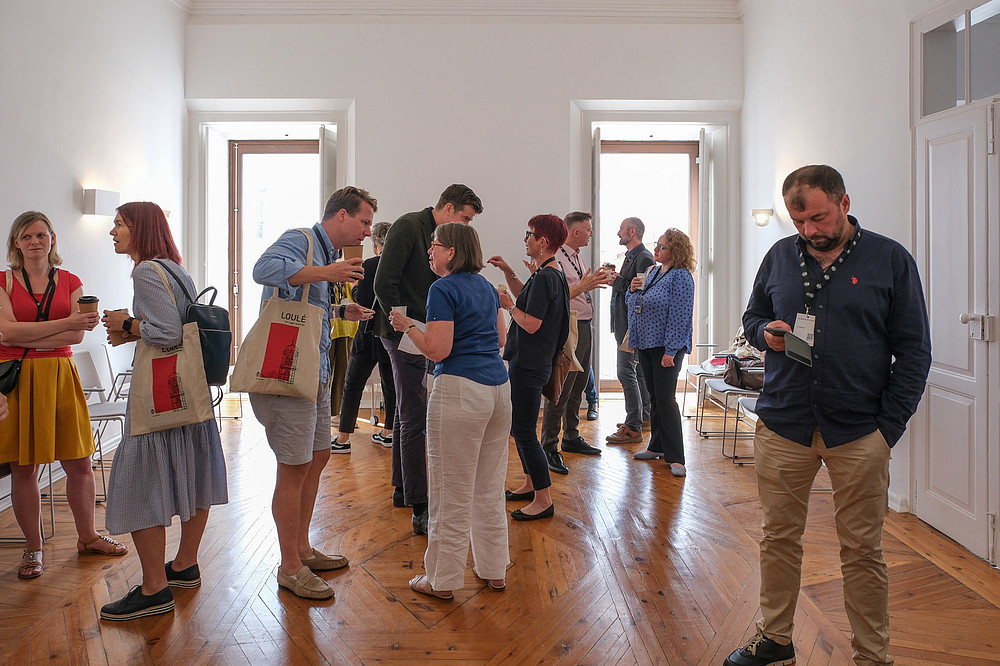 Numerous people are standing in groups and talking to each other.  © Image: Jorge Gomes
