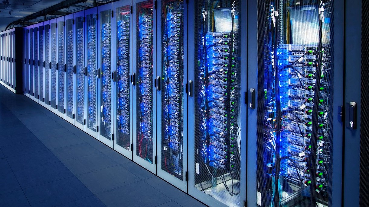 © Klaus Ohlenschlaeger / Alamy Stock Foto A row of cabinets is filled with server racks in a data center.