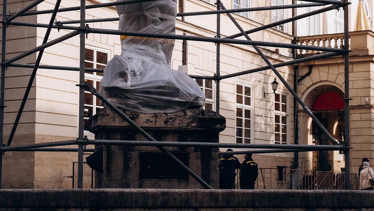 © Photo by Yana Hurskaya, Image: Yana Hurskaya Statue wrapped in protective material.