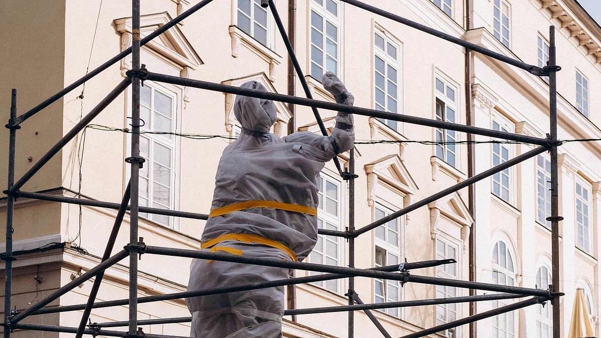 © Photo by Yana Hurskaya, Image: Yana Hurskaya Statue wrapped in protective material.