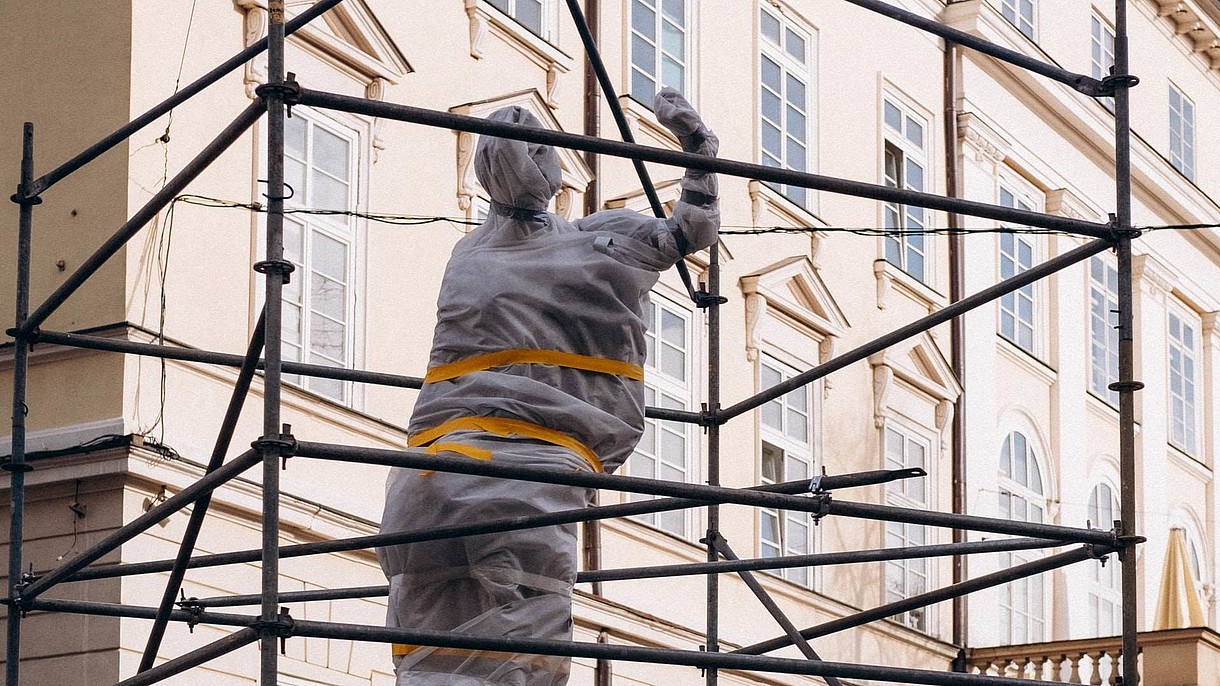 © Photo by Yana Hurskaya, Image: Yana Hurskaya Statue wrapped in protective material.