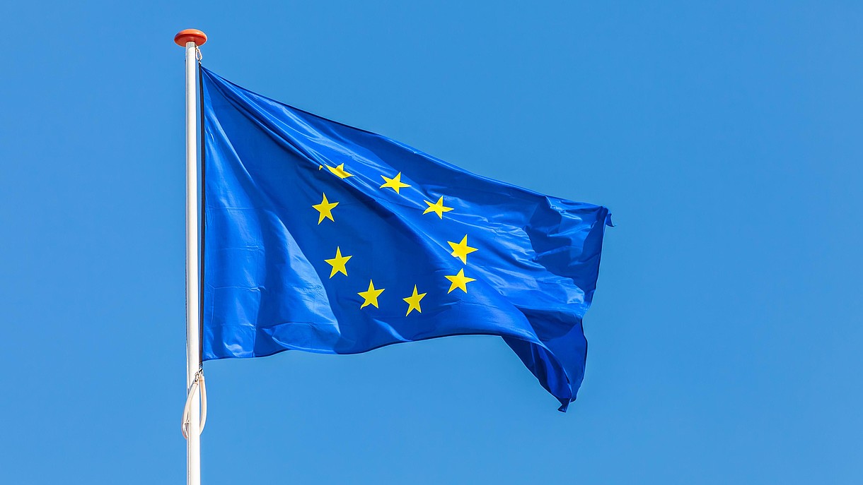 © Martin Bergsma / Alamy Stock Foto The European flag waving in front of a clear blue sky.