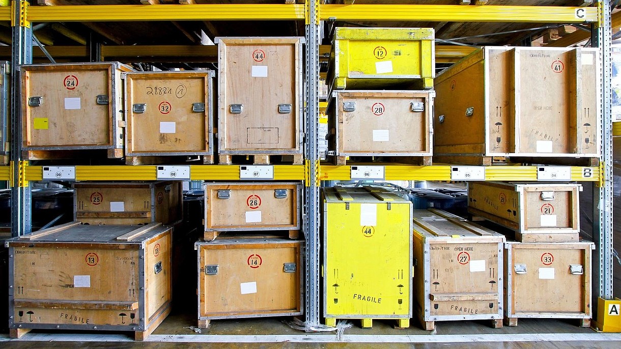 © Marko Beric / Alamy Stock Foto Wooden boxes are large shelves inside a depot.