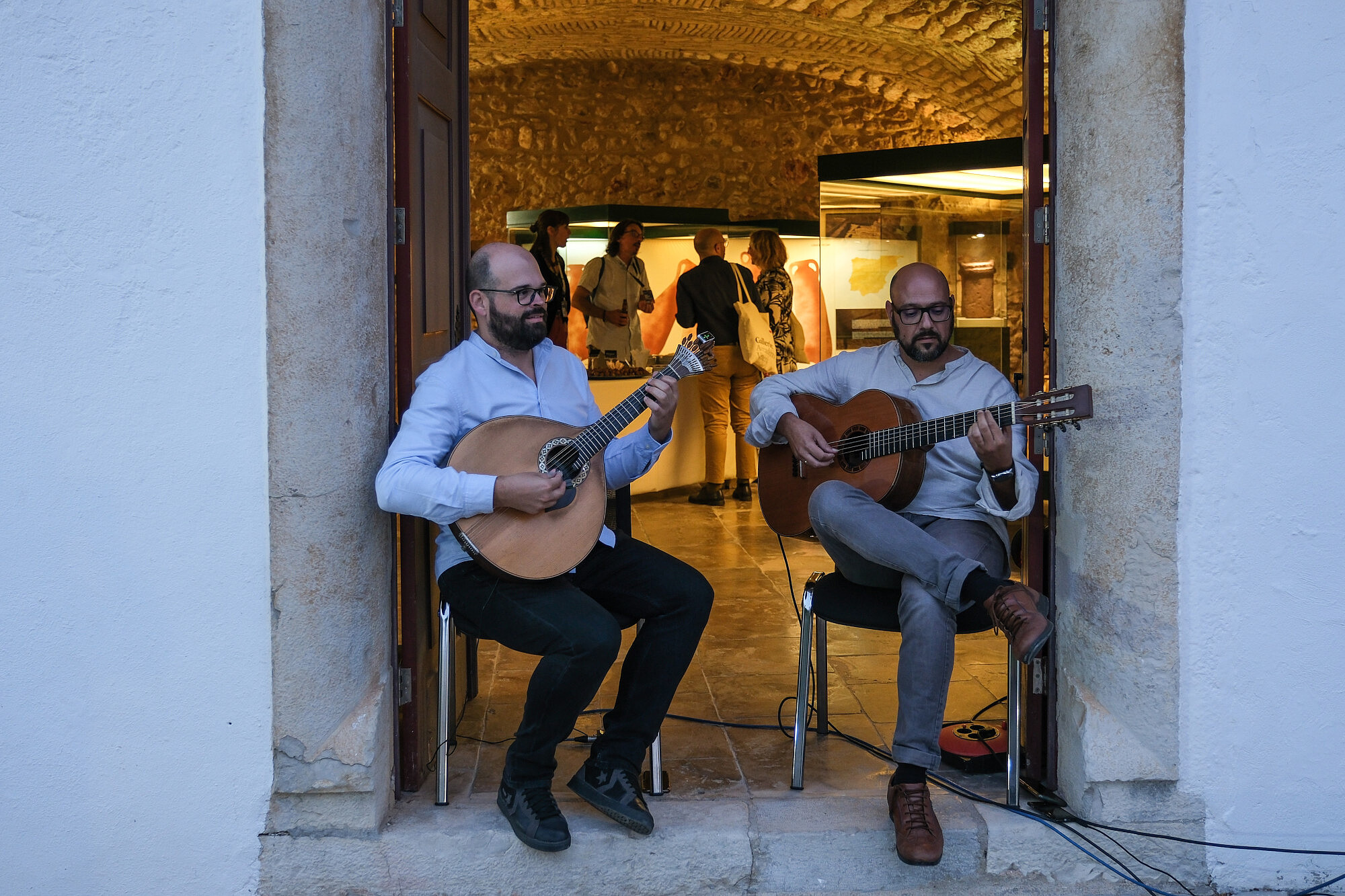 Two people sit on chairs and play guitar.  © Image: Jorge Gomes